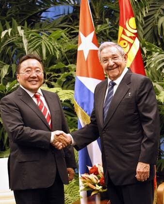 Mongolia s President Tsakhiagiin Elbegdorj (R) shakes hands with his Cuban counterpart Raul Castro during a meeting at the Council of State in Havana, Cuba, 15 September 2016. Elbegdorj arrived in Cuba for an official visit to strenghten the relations between both countries . MONGOLIA S PRESIDENT ARRIVES IN CUBA TO STRENGTHEN BILATERAL RELATIONS !ACHTUNG: NUR REDAKTIONELLE NUTZUNG!  HAB001 20160916-636095884778924702
