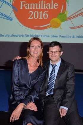 Gala der Familiale 2016 Esther Schweins, Schirmherrin der Lebenshilfe. Sebastian Robanski Preisverleihung der 1.ten Familiale 2016, Abschlussgala des Filmwettbewerbes der Lebenshilfe unter dem Motto; Drehen sie ihr eigenes Ding; im Kosmos in Berlin am 15.09.2016