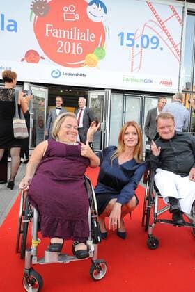 Gala der Familiale 2016 Iris Westermann, Esther Schweins, Schirmherrin der Lebenshilfe, Volker Westermann Preisverleihung der 1.ten Familiale 2016, Abschlussgala des Filmwettbewerbes der Lebenshilfe unter dem Motto; Drehen sie ihr eigenes Ding; im Kosmos in Berlin am 15.09.2016