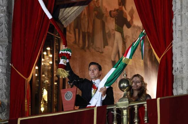 President of Mexico Enrique Pena Nieto and his wife Angelica Rivera (R) take part on the celebration for the Independence Yell at the balcony of Palacio Nacional in Mexico City, Mexico, early hours of 16 September 2016. EFE MARIO GUZMAN INDEPENDENCE FESTIVITIES IN MEXICO !ACHTUNG: NUR REDAKTIONELLE NUTZUNG!  EPA 20160916-636096077919536643