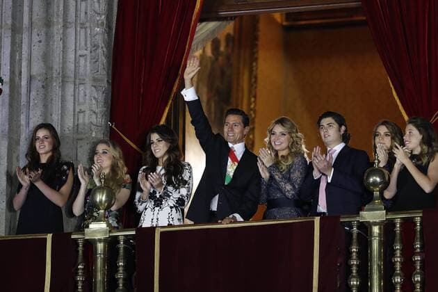 September 15, 2016 - Mexico - EUM20160915ACT45.JPG.CIUDAD DE MEXICO.- Commemorations Celebraciones-Independencia.- Desde el Balcon Central de Palacio Nacional, el presidente Enrique Pena Nieto, acompanado de su esposa Angelica Rivera de Pena, dio el tradicional Grito para conmemorar el 206 aniversario del Inicio de la Independencia nacional la noche de este jueves 15 de septiembre de 2016.  - ZUMAu78_