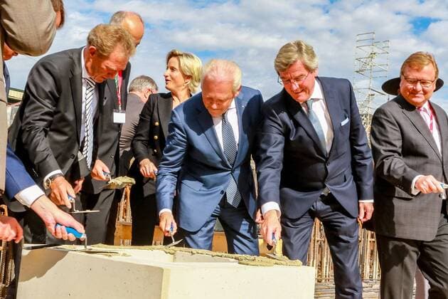 Stuttgart 21: Grundsteinlegung für den künftigen Stuttgarter Hauptbahnhof Rüdiger Grube Vorstandsvorsitzender, Deutsche Bahn AG legt den Grundstein für den neuen Stuttgarter Hauptbahnhof. Stuttgart, Baden-Wurttemberg, Germany, Europa Copyright: 7aktuellx xAndreasxFriedrichs