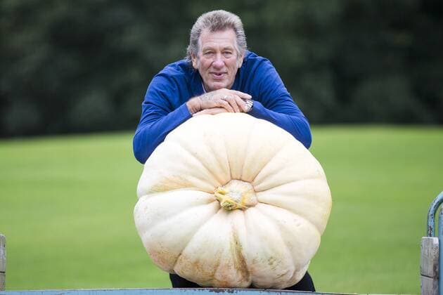 September 16, 2016 - Harrogate, Yorkshire, UK - Harrogate UK. Picture shows Brian Marshall & his prize winning Pumpkin that weighed 139.5 KG at the Giant vegetable competition in Harrogate. The competition see s competitors from across the UK show their biggest Carrot s, Cucumbers, Cabbages, Onion s & Tomatoes competing for the title of heaviest & longest at the Harrogate Autumn Flower Show. Harrogate UK  - ZUMAl94_