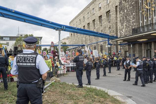 Grundsteinlegung Stuttgart 21 demonstranten am südausgang Copyright: 7aktuell.dex xOskarxEyb