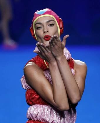 A model presents a creation by Spanish designer Agatha Ruiz de la Prada during the opening day of the Mercedes Benz Fashion Week Madrid (MBFWM), in Madrid, Spain, 16 September 2016. The MBFWM will run from 15 to 20 September 2016. Mercedes Benz Fashion Week Madrid - Agatha Ruiz de la Prada !ACHTUNG: NUR REDAKTIONELLE NUTZUNG!  GRA154 20160916-636096319642388498