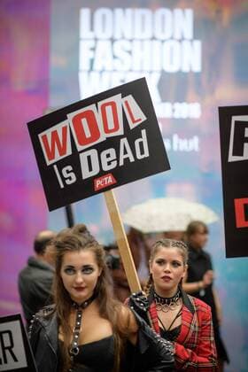 Bilder des Tages United Kingdom: Fur protesters hit London Fashion Week Anti-fur militants staged a protest against its use at opening of London Fashion Week Spring Summer 2017 and are threatening further demonstrations. Their actions come after the industry body predicted that as many as 80 per cent of the catwalk shows at London Fashion Week, including Burberry and JW Anderson, contain items using fur. FOR EDITORIAL USE ONLY.Pacific Press Agency  HughxPeterswald