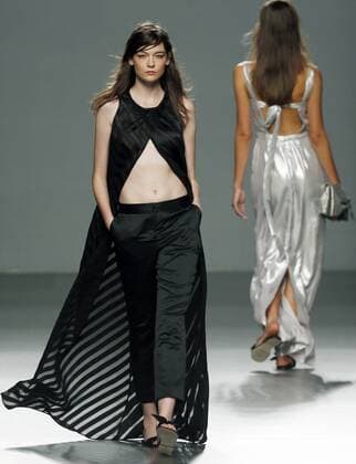A model takes to the catwalk a creation by Spanish designer Angel Schlesser during the opening day of the Mercedes Benz Fashion Week Madrid (MBFWM) held in Madrid, Spain, 16 September 2016. The MBFWM will run from 15 to 20 September 2016. Mercedes Benz Fashion Week Madrid - Angel Schlesser !ACHTUNG: NUR REDAKTIONELLE NUTZUNG!  20160916-636096380627601042
