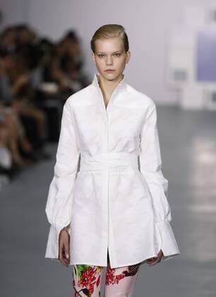 LONDON, Sept. 16, 2016 -- A model displays a creation of Teatum Jones during the London Fashion Week Spring Summer collections 2017 in London, Britain, on Sept. 16, 2016. The London Fashion Week Spring Summer collections 2017 kicked off on Friday. ) (syq) BRITAIN-LONDON-FASHION WEEK-TEATUM JONES HanxYan 