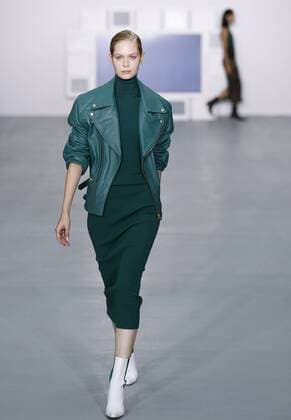 LONDON, Sept. 16, 2016 -- A model displays a creation of Teatum Jones during the London Fashion Week Spring Summer collections 2017 in London, Britain, on Sept. 16, 2016. The London Fashion Week Spring Summer collections 2017 kicked off on Friday. ) (syq) BRITAIN-LONDON-FASHION WEEK-TEATUM JONES HanxYan 