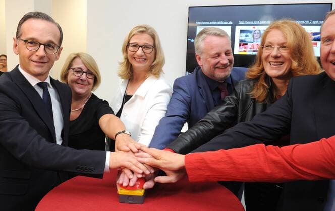 Bilder des Tages Die Wahlkampfzentrale Kampa der SPD wird am Freitag (16.09.2016) in Saarbrücken eröffnet. Im Bild (v.l.): Bundesjustizminister Heiko Maas, Isolde Ries, Anke Rehlinger, Ministerin für Wirtschaft, Arbeit, Energie und Verkehr, Bildungsminister Ulrich Commercon und Petra Berg.