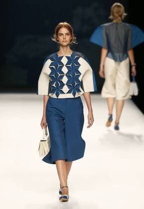 A model takes to the catwalk a creation of the label Devota & Lomba during the opening day of the Mercedes Benz Fashion Week Madrid (MBFWM) held in Madrid, Spain, 16 September 2016. The MBFWM will run from 15 to 20 September 2016. Mercedes Benz Fashion Week Madrid - Angel Schlesser !ACHTUNG: NUR REDAKTIONELLE NUTZUNG!  20160916-636096455295021657