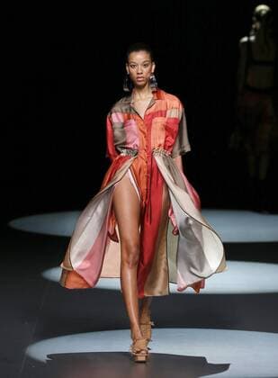 A model takes to the catwalk a creation of Spanish designer Juan Vidal during the opening day of the Mercedes Benz Fashion Week Madrid (MBFWM) held in Madrid, Spain, 16 September 2016. The MBFWM will run from 15 to 20 September 2016. Mercedes Benz Fashion Week Madrid - Angel Schlesser !ACHTUNG: NUR REDAKTIONELLE NUTZUNG!  20160916-636096502953358322