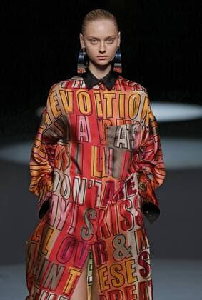A model takes to the catwalk a creation of Spanish designer Juan Vidal during the opening day of the Mercedes Benz Fashion Week Madrid (MBFWM) held in Madrid, Spain, 16 September 2016. The MBFWM will run from 15 to 20 September 2016. Mercedes Benz Fashion Week Madrid - Angel Schlesser !ACHTUNG: NUR REDAKTIONELLE NUTZUNG!  20160916-636096502988146768
