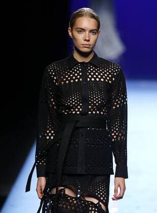 A model takes to the catwalk a creation of Spanish designer Moises Nieto during the opening day of the Mercedes Benz Fashion Week Madrid (MBFWM) held in Madrid, Spain, 16 September 2016. The MBFWM will run from 15 to 20 September 2016. Mercedes Benz Fashion Week Madrid - Angel Schlesser !ACHTUNG: NUR REDAKTIONELLE NUTZUNG!  20160916-636096567117297776