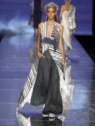 A model presents a creation from the Spring Summer 2017 collection by Spanish designer Ulises Merida during the Mercedes Benz Fashion Week Madrid (MBFWM) held in Madrid, Spain, 17 September 2016. The MBFWM will run from 15 to 20 September 2016. Mercedes Benz Fashion Week Madrid - Ulises Merida !ACHTUNG: NUR REDAKTIONELLE NUTZUNG!  GRA109 20160917-636097169752157682