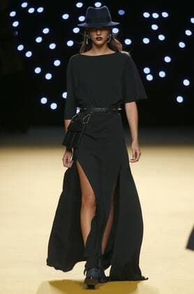 A model presents a creation from the Spring Summer 2017 collection by Spanish designer Juanjo Oliva during the Mercedes Benz Fashion Week Madrid (MBFWM) held in Madrid, Spain, 17 September 2016. The MBFWM will run from 15 to 20 September 2016. Mercedes Benz Fashion Week Madrid - Juanjo Oliva !ACHTUNG: NUR REDAKTIONELLE NUTZUNG!  GRA151 20160917-636097249521248478