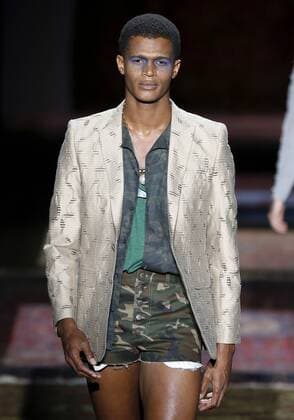 A model presents a creation from the Spring Summer 2017 collection by Spanish designer Ana Locking during the Mercedes Benz Fashion Week Madrid (MBFWM) held in Madrid, Spain, 17 September 2016. The MBFWM will run from 15 to 20 September 2016. Mercedes Benz Fashion Week Madrid - Ana Locking !ACHTUNG: NUR REDAKTIONELLE NUTZUNG!  GRA280 20160917-636097263205213390