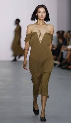 Bilder des Tages (160917) -- LONDON, Sept. 17, 2016 -- A model presents a creation at the Barbara Casasola show during London Fashion Week Spring Summer collections 2017 in London, Britain on Sept. 17, 2016. ) (lrz) BRITAIN-LONDON-LONDON FASHION WEEK-BARBARA CASASOLA HanxYan 