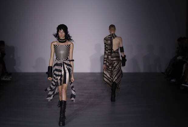 (160918) -- LONDON, Sept. 17, 2016 -- Models walk the runway at the Gareth Pugh show during London Fashion Week Spring Summer collections 2017 in London, Britain, Sept. 17, 2016. ) BRITAIN-LONDON-FASHION-GARETH PUGH HanxYan 
