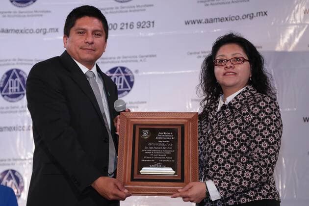 September 18, 2016 - Mexico - EUM20160917NAC09.JPG.CIUDAD DE MEXICO HealthSalud-AA.- La asociacion AA destaco la labor de EL UNIVERSAL con un reconocimiento que fue recibido por Nurit Martinez, editora de la seccion Justicia y Sociedad de este periodico. Foto: Agencia EL UNIVERSALBerenice FregosoJMA Mexico  - ZUMAu78_