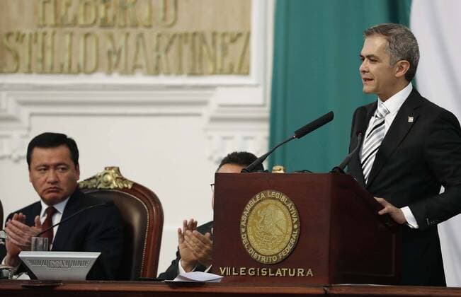 September 17, 2016 - Mexico - EUM20160918POL04.JPG .CIUDAD DE MEXICO PoliticsPolitica-CDMX.- El secretario de Gobernacion, Miguel Angel Osorio Chong; el presidente de la Comision de Gobierno de la Asamblea Legislativa del Distrito Federal (ALDF), Leonel Luna; y el jefe de Gobierno de la Ciudad de Mexico, Miguel Angel Mancera, en el Cuarto Informe de gestion de este ultimo, 17 de septiembre de 2016. Foto: Agencia EL UNIVERSALLuisxCortesJMA Mexico  - ZUMAu78_