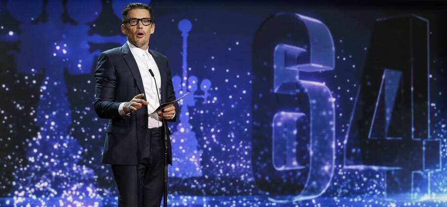 US actor Ethan Hawke delivers a speech before receiving the Donostia award in recognition to his career during the 64th edition of the San Sebastian International Film Festival in San Sebastian, northern Spain, 17 September 2016. The festival will run from 16 to 24 September 2016. SAN SEBASTIAN INTERNATIONAL FILM FESTIVAL !ACHTUNG: NUR REDAKTIONELLE NUTZUNG!  GRA506 20160918-636097968915373856