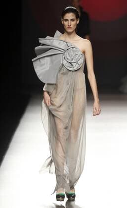A model presents a creation from the Spring Summer 2017 collection by Spanish designer Amaya Arzuaga during the Mercedes Benz Fashion Week Madrid (MBFWM) held in Madrid, Spain, 18 September 2016. The MBFWM will run from 15 to 20 September 2016. Mercedes Benz Fashion Week Madrid - Amaya Arzuaga !ACHTUNG: NUR REDAKTIONELLE NUTZUNG!  GRA206 20160918-636098072727921418