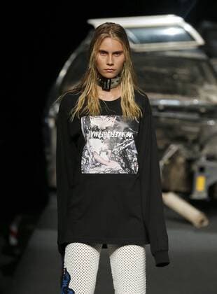 A model presents a creation from the Spring Summer 2017 collection by Spanish designer Maria Ke Fisherman during the Mercedes Benz Fashion Week Madrid (MBFWM) held in Madrid, Spain, 18 September 2016. The MBFWM will run from 15 to 20 September 2016. Mercedes Benz Fashion Week Madrid - María Ke Fisherman !ACHTUNG: NUR REDAKTIONELLE NUTZUNG!  GRA206 20160918-636098175414728175