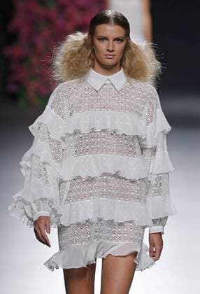 A model presents a creation from the Spring Summer 2017 collection by Spanish designer Juana Martin during the Mercedes Benz Fashion Week Madrid (MBFWM) held in Madrid, Spain, 18 September 2016. The MBFWM will run from 15 to 20 September 2016. Mercedes Benz Fashion Week Madrid - Juana Martin !ACHTUNG: NUR REDAKTIONELLE NUTZUNG!  GRA362 20160918-636098227740309846