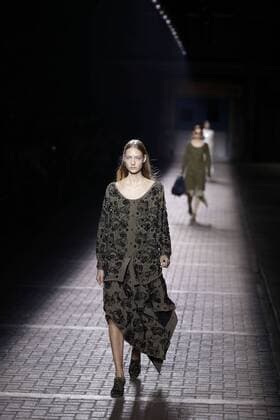 (160919) -- LONDON, Sept. 19, 2016 -- Models present creations from the Spring Summer 2017 collection by Mulberry during the London Fashion Week in London, Britain, on Sept. 18, 2016. ) (wjd) BRITAIN-LONDON-LONDON FASHION WEEK-MULBERRY HanxYan 
