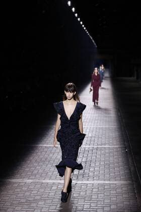 (160919) -- LONDON, Sept. 19, 2016 -- Models present creations from the Spring Summer 2017 collection by Mulberry during the London Fashion Week in London, Britain, on Sept. 18, 2016. ) (wjd) BRITAIN-LONDON-LONDON FASHION WEEK-MULBERRY HanxYan 