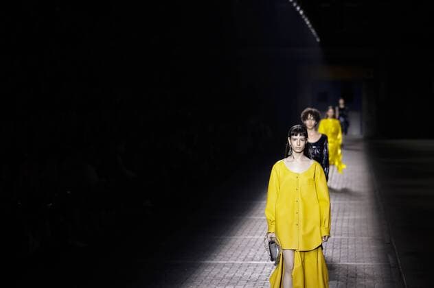 (160919) -- LONDON, Sept. 19, 2016 -- Models present creations from the Spring Summer 2017 collection by Mulberry during the London Fashion Week in London, Britain, on Sept. 18, 2016. ) (wjd) BRITAIN-LONDON-LONDON FASHION WEEK-MULBERRY HanxYan 