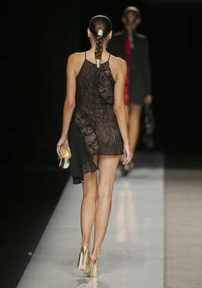 A model takes to the catwalk a creation by Spanish designer Felipe Varela during the Mercedes Benz Fashion Week Madrid (MBFWM) held in Madrid, Spain, 19 September 2016. The MBFWM will run from 15 to 20 September 2016. Mercedes Benz Fashion Week Madrid !ACHTUNG: NUR REDAKTIONELLE NUTZUNG!  20160919-636098850716719326