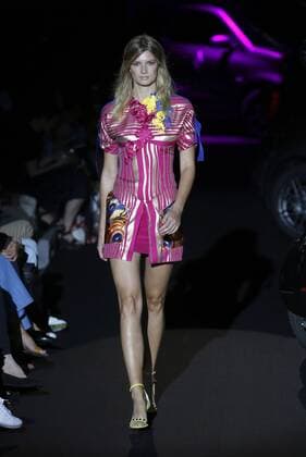 A model takes to the catwalk a creation by Spanish designers Alvaro Castejon and Arnaud Millard for label Alvarno during the Mercedes Benz Fashion Week Madrid (MBFWM) held in Madrid, Spain, 19 September 2016. The MBFWM will run from 15 to 20 September 2016. Mercedes Benz Fashion Week Madrid !ACHTUNG: NUR REDAKTIONELLE NUTZUNG!  20160919-636098893536054634