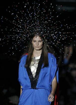 A model takes to the catwalk a creation by Spanish designers Alvaro Castejon and Arnaud Maillard for label Alvarno during the Mercedes Benz Fashion Week Madrid (MBFWM) held in Madrid, Spain, 19 September 2016. The MBFWM will run from 15 to 20 September 2016. Mercedes Benz Fashion Week Madrid !ACHTUNG: NUR REDAKTIONELLE NUTZUNG!  20160919-636098894168470526
