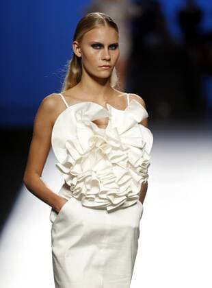 Madrid Fashion Show - Antonio Burillo A model takes to the catwalk a creation by Spanish designers Antonio Burillo and Juan Carlos Fernandez for their label The 2nd Skin Co during the Mercedes Benz Fashion Week Madrid (MBFWM) held in Madrid, Spain, 19 September 2016. The MBFWM will run from 15 to 20 September 2016. Mercedes Benz Fashion Week Madrid - Maria Escote !ACHTUNG: NUR REDAKTIONELLE NUTZUNG!  20160919-636098938399495817