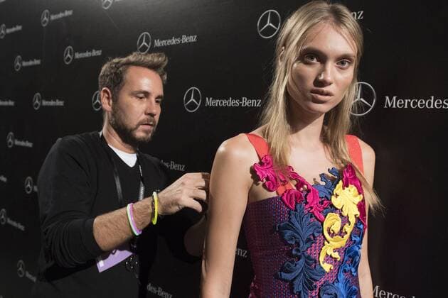 Model und Designer backstage bei der Alvarno Fashion Show auf der Mercedes-Benz Fashion Week Madrid Spring Summer 2017. Madrid, 19.09.2016 Alvarno Model und Designer  Foto:xDyDxFotografosx xFuturexImage