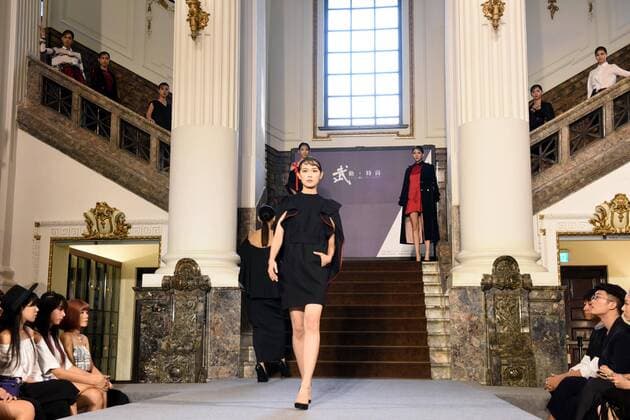 Taipei Fashion Show (160919) -- TAIPEI, Sept. 19, 2016 -- A model presents a creation from designer Athena Chuang at the 4th Fahion in Taipei, southeast China s Taiwan, Sept. 19, 2016. ) (yxb) CHINA-TAIPEI-FASHION SHOW(CN) SongxZhenping 