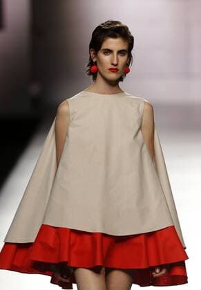 A model presents a creation from the spring summer 2017 collection by Spanish designer Luke Leandro Cano during the Mercedes Benz Fashion Week Madrid (MBFWM) held in Madrid, Spain, 19 September 2016. The MBFWM will run from 15 to 20 September 2016. Mercedes Benz Fashion Week Madrid - Luke Leandro Cano !ACHTUNG: NUR REDAKTIONELLE NUTZUNG!  GRA383 20160919-636099085396591421