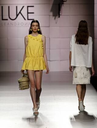 Bilder des Tages A model presents a creation from the spring summer 2017 collection by Spanish designer Luke Leandro Cano during the Mercedes Benz Fashion Week Madrid (MBFWM) held in Madrid, Spain, 19 September 2016. The MBFWM will run from 15 to 20 September 2016. Mercedes Benz Fashion Week Madrid - Luke Leandro Cano !ACHTUNG: NUR REDAKTIONELLE NUTZUNG!  GRA383 20160919-636099085435746919