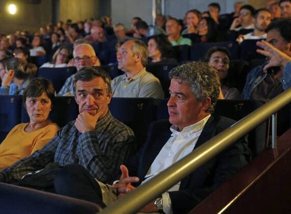 Chief of the Peace and Co-living area of the Basque Government Jonan Fernandez (C) and Basque Vice Councellor of Culture Joxean Munoz (R) attend the presentation of the documentary The end of ETA that participates at the section Zinemira, during the 64th International Cinema Festival of San Sebastian at the Basque Country, Spain, 19 September 2016. INTERNATIONAL CINEMA FESTIVAL OF SAN SEBASTIAN CELEBRATES 64 EDITION !ACHTUNG: NUR REDAKTIONELLE NUTZUNG!  SSB001 20160920-636099297318773654