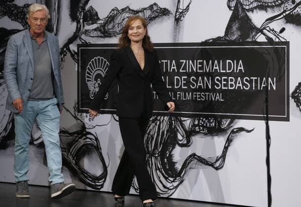 French actress Isabelle Huppert (R) and Dutch director Paul Verhoeven during the presentation of his film Elle that participates at the section Perlas, during the 64th International Cinema Festival of San Sebastian at the Basque Country, Spain, 19 September 2016. INTERNATIONAL CINEMA FESTIVAL OF SAN SEBASTIAN CELEBRATES 64 EDITION !ACHTUNG: NUR REDAKTIONELLE NUTZUNG!  SSB001 20160920-636099299220857268