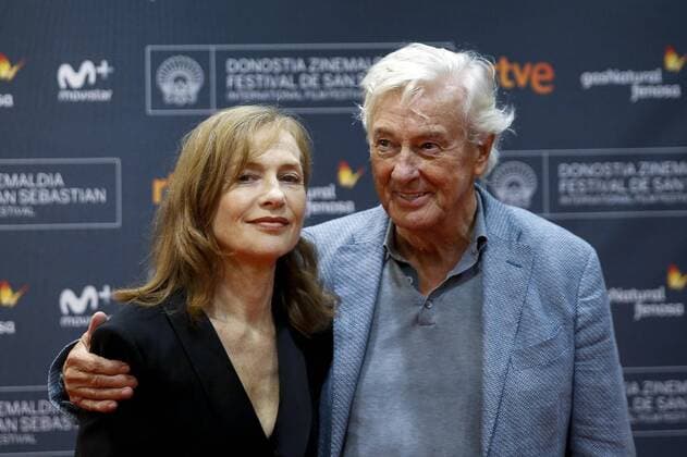French actress Isabelle Huppert (L) and Dutch director Paul Verhoeven pose during the presentation of his film Elle that participates at the section Perlas, during the 64th International Cinema Festival of San Sebastian at the Basque Country, Spain, 19 September 2016. INTERNATIONAL CINEMA FESTIVAL OF SAN SEBASTIAN CELEBRATES 64 EDITION !ACHTUNG: NUR REDAKTIONELLE NUTZUNG!  SSB001 20160920-636099299238017048