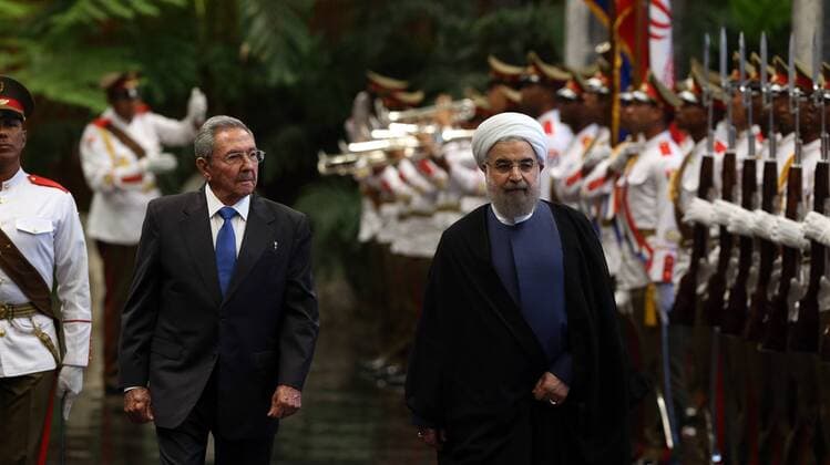 Cuban President Raul Castro (L) and his Iranian counterpart Hassan Rohani (R) inspect the troops during a wellcome ceremony at Revolution Palace in Havana, Cuba, 19 September 2016. POOL President of Iran visit !ACHTUNG: NUR REDAKTIONELLE NUTZUNG!  HAB06 20160920-636099403276944898
