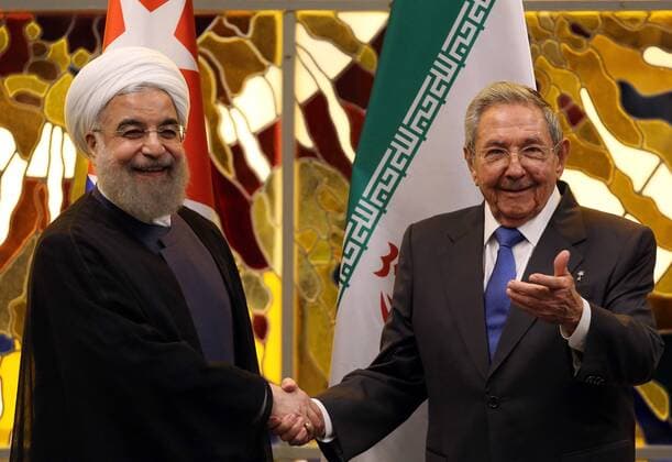 Cuban President Raul Castro (R) and his Iranian counterpart Hassan Rohani (L) during the signing of agreements in health, investigation and education, at Revolution Palace in Havana, Cuba, 19 September 2016. POOL President of Iran visit !ACHTUNG: NUR REDAKTIONELLE NUTZUNG!  HAB06 20160920-636099405154380828
