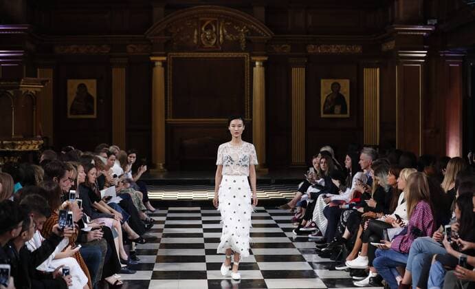 (160919) -- LONDON, Sept. 19, 2016 -- A model presents a creation of Huishan Zhang 2017 Spring Summer collection at London Fashion Week in London, Britain on Sept. 19, 2016. ) BRITAIN-LONDON-FASHION WEEK-HUISHAN ZHANG HanxYan 