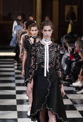 (160919) -- LONDON, Sept. 19, 2016 -- Models present the creations of Huishan Zhang 2017 Spring Summer collection at London Fashion Week in London, Britain on Sept. 19, 2016. ) BRITAIN-LONDON-FASHION WEEK-HUISHAN ZHANG HanxYan 