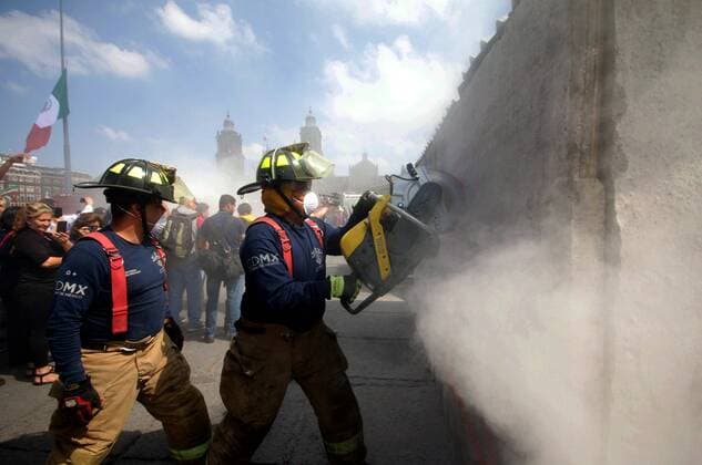 (160920) -- MEXICO CITY, Sept. 19, 2016 -- A ceremony is held in Mexico City, capital of Mexico, on Sept. 19, 2016 to mark the 31st anniversary of the 1985 8.1-magnitude earthquake killing thousands of people. ) (da) (vf) MEXICO-MEXICO CITY-EARTHQUAKE COMMEMORATION STR 