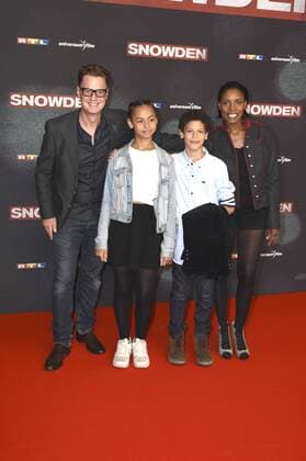 Florian Simbeck mit Gattin Stephanie und Kindern Emma und Steward bei der Europapremiere des Kinofilms Snowden im Mathäser Filmpalast. München, 19.09.2016 Foto:xP.xSchönbergerx xFuturexImage
