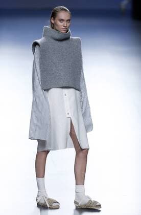 A model takes to the catwalk a creation by Spanish designer Sol Ferrandiz during the Mercedes Benz Fashion Week Madrid (MBFWM) held in Madrid, Spain, 20 September 2016. The MBFWM will run from 15 to 20 September 2016. Mercedes Benz Fashion Week Madrid !ACHTUNG: NUR REDAKTIONELLE NUTZUNG!  20160920-636099751195743324
